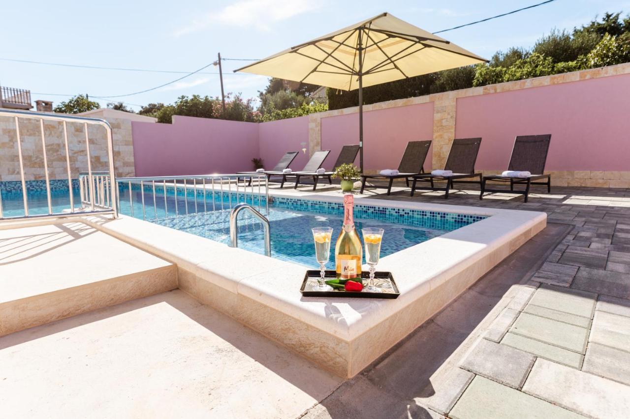 Apartman Laura Vir Exteriér fotografie