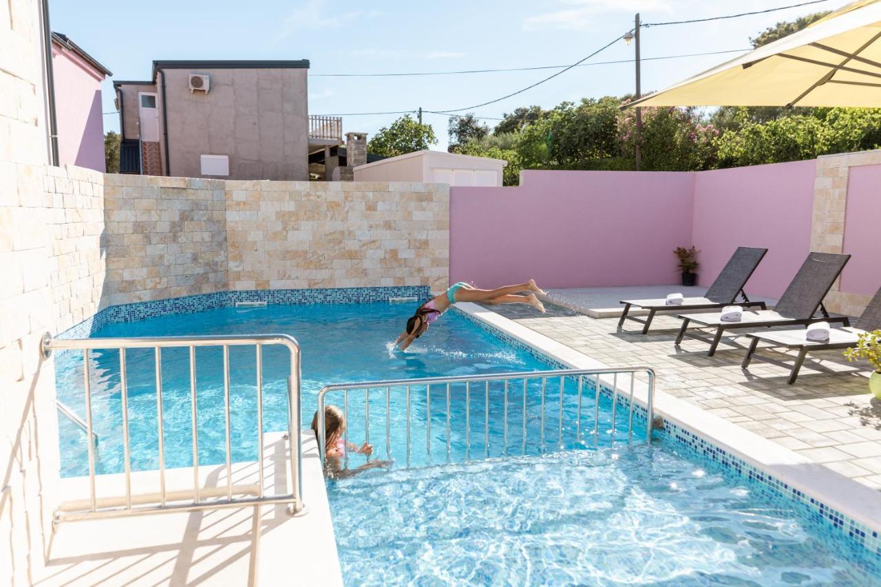 Apartman Laura Vir Exteriér fotografie