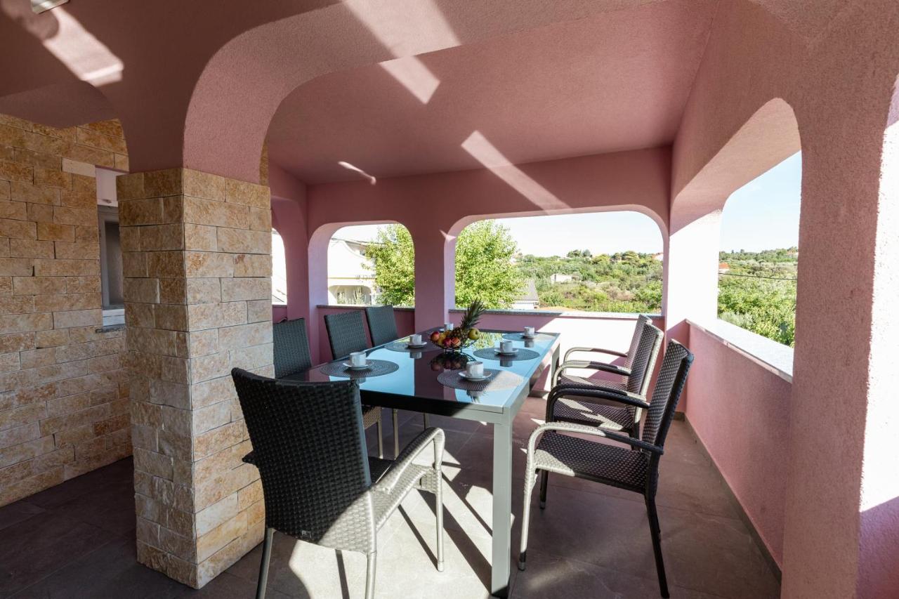 Apartman Laura Vir Exteriér fotografie