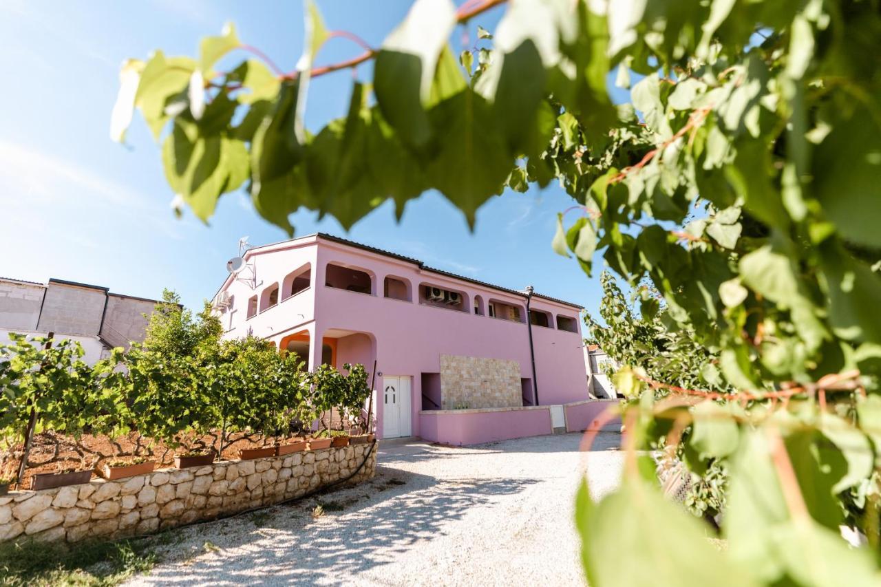 Apartman Laura Vir Exteriér fotografie