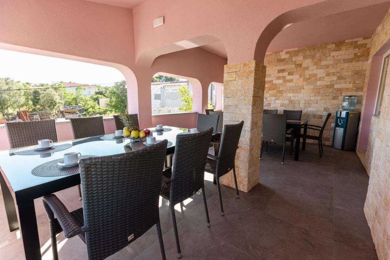 Apartman Laura Vir Exteriér fotografie