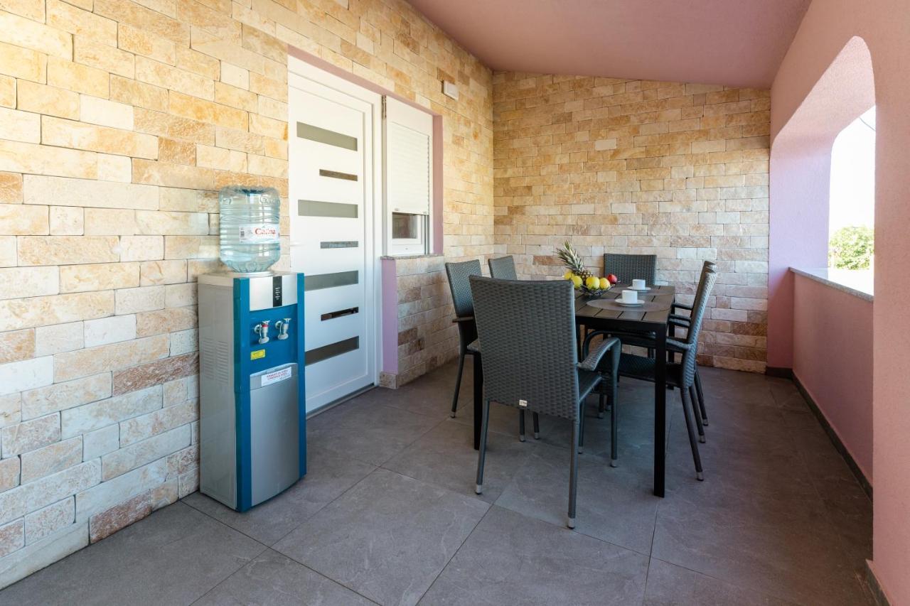 Apartman Laura Vir Exteriér fotografie